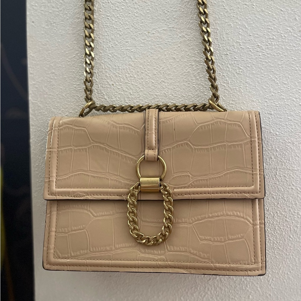 ⭐️ This is a Zara croc-effect shoulder bag with a gold chain strap. 💼
